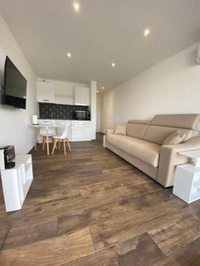 Studio neuf avec terrasse vue mer proche centre cannes